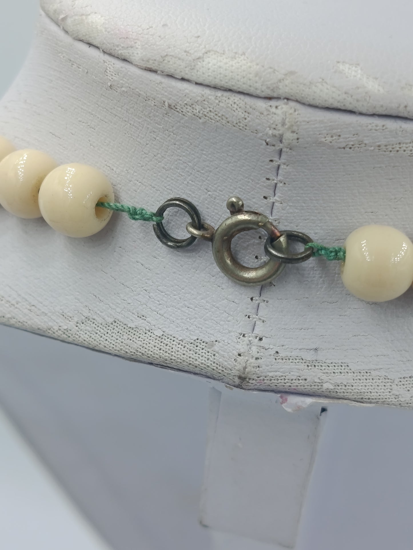 Cremefarbene Perlenkette in klassischem zeitlosem Design