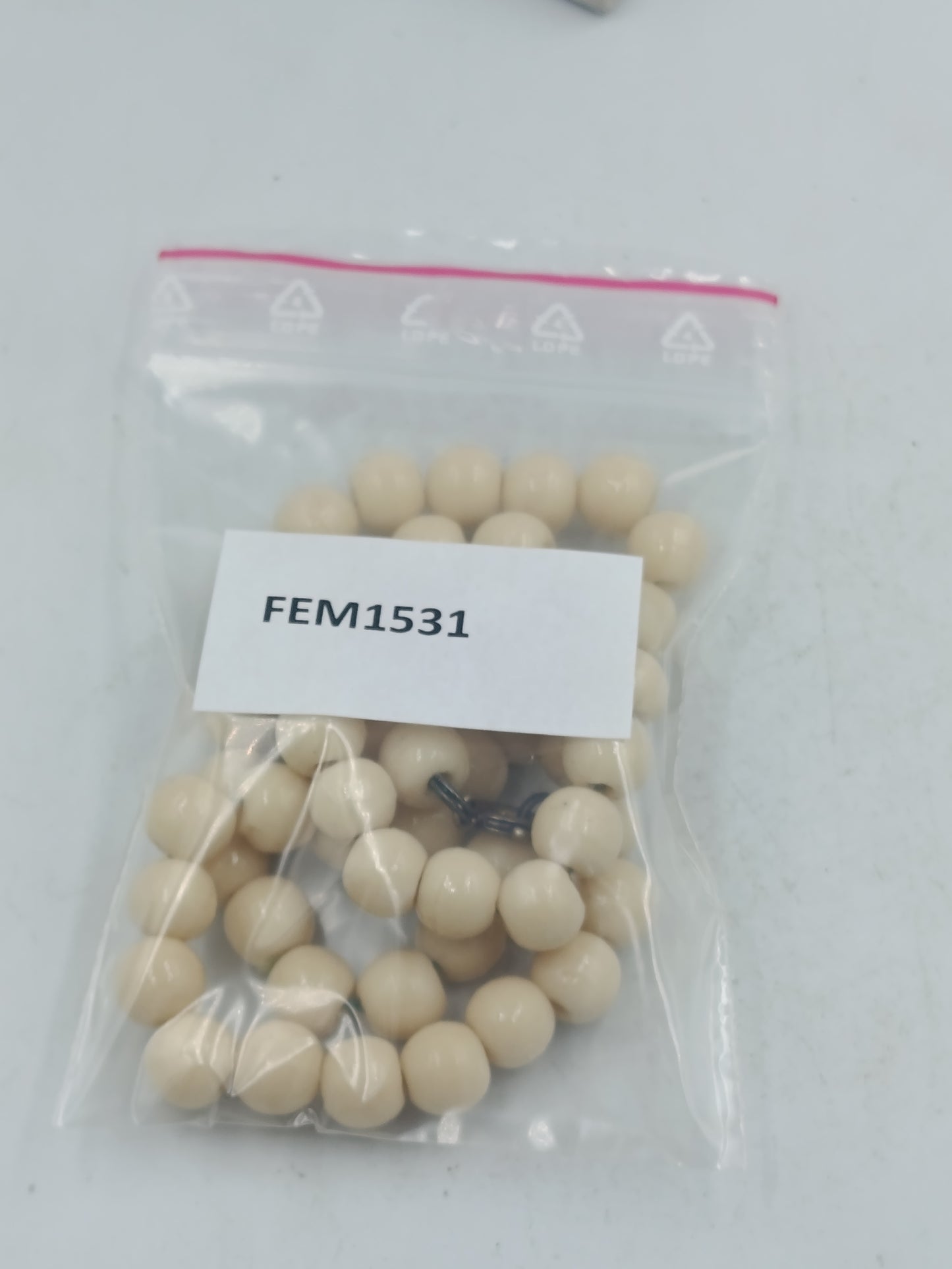 Cremefarbene Perlenkette in klassischem zeitlosem Design