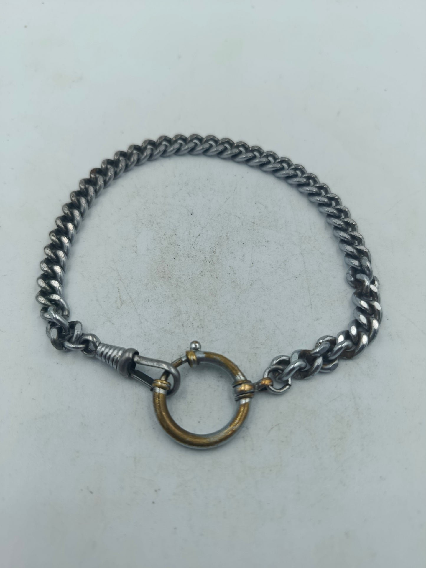 Versilberte Taschenuhrkette mit stabilem Rundverschluss im klassischen Stil