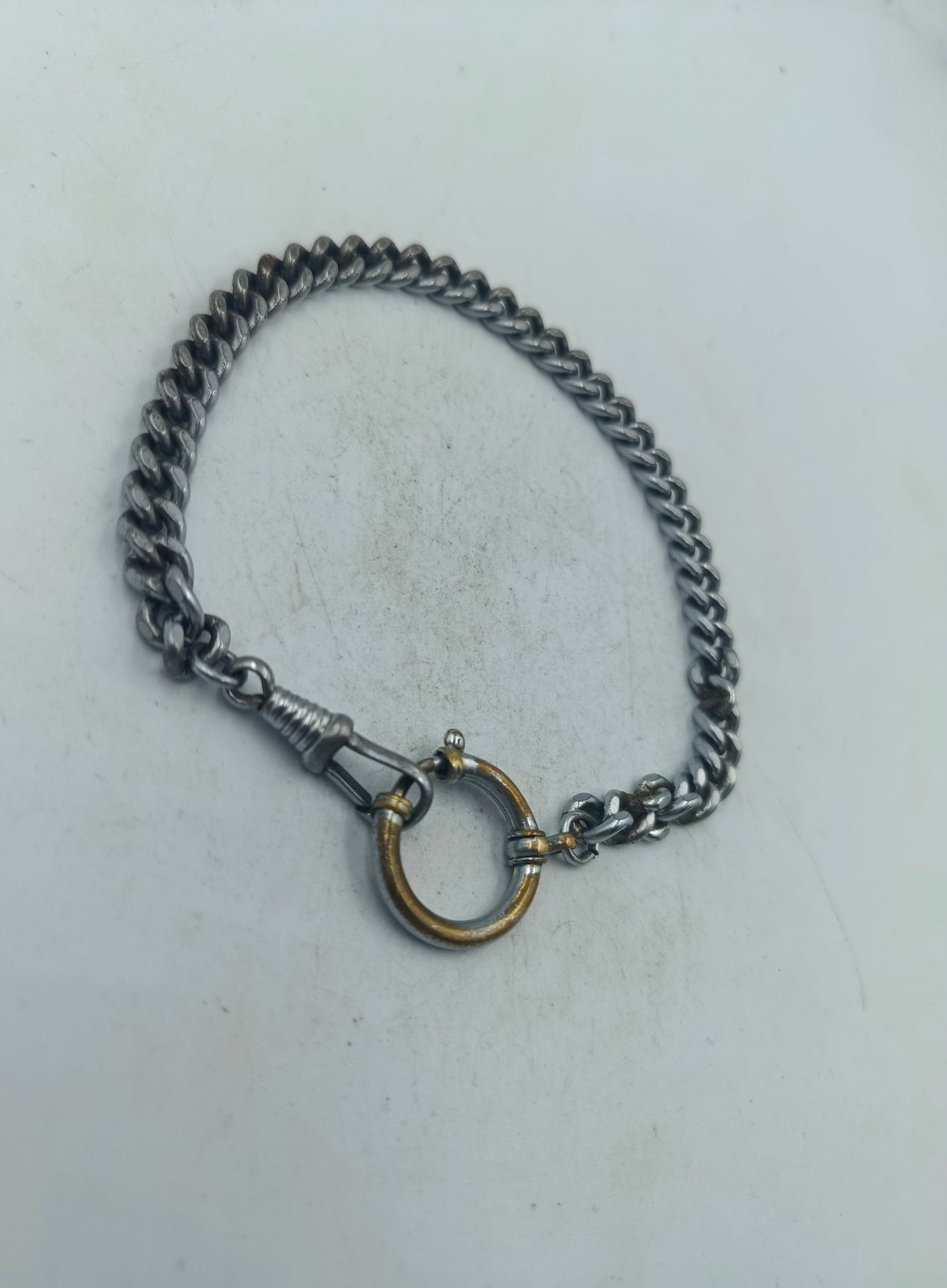 Versilberte Taschenuhrkette mit stabilem Rundverschluss im klassischen Stil