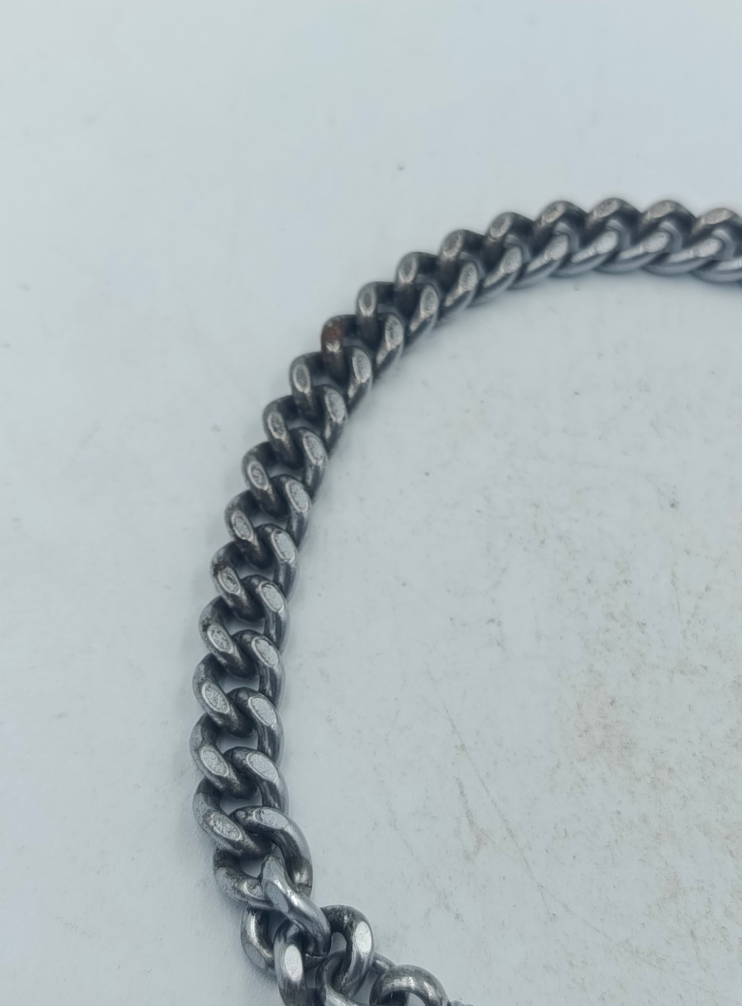 Versilberte Taschenuhrkette mit stabilem Rundverschluss im klassischen Stil