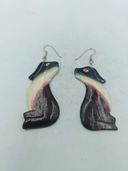 Handgeschnitzte Ohrhänger in Tierform mit ausdrucksstarker Farbgebung
