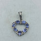 Silberanhänger mit blauen Edelsteinen im eleganten Herzdesign
