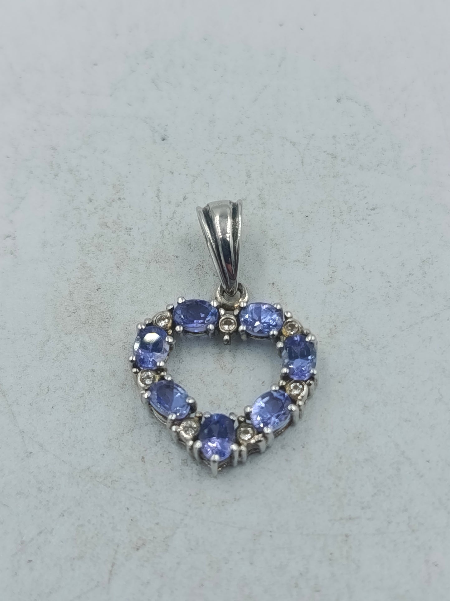 Silberanhänger mit blauen Edelsteinen im eleganten Herzdesign