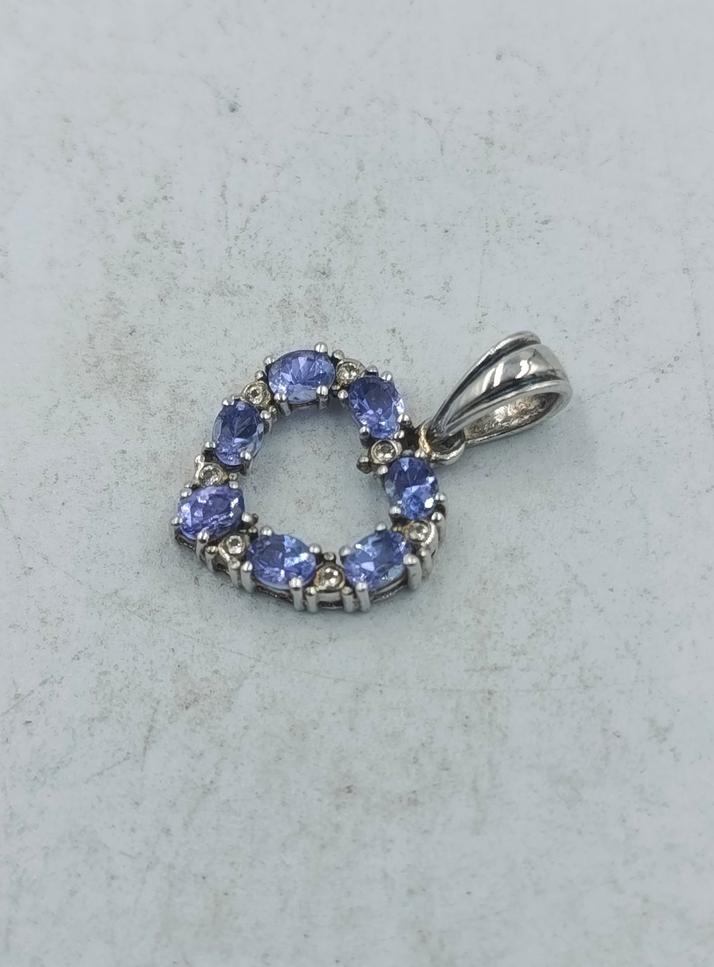 Silberanhänger mit blauen Edelsteinen im eleganten Herzdesign