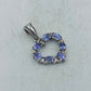 Silberanhänger mit blauen Edelsteinen im eleganten Herzdesign