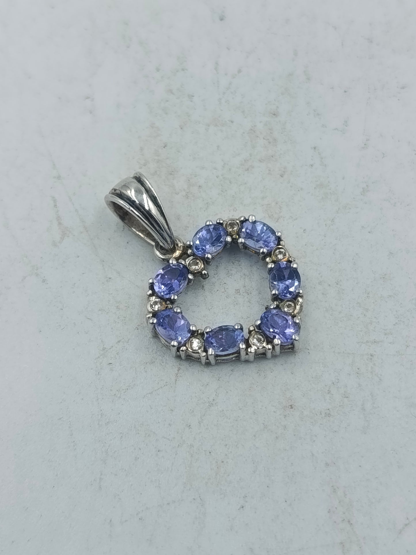 Silberanhänger mit blauen Edelsteinen im eleganten Herzdesign