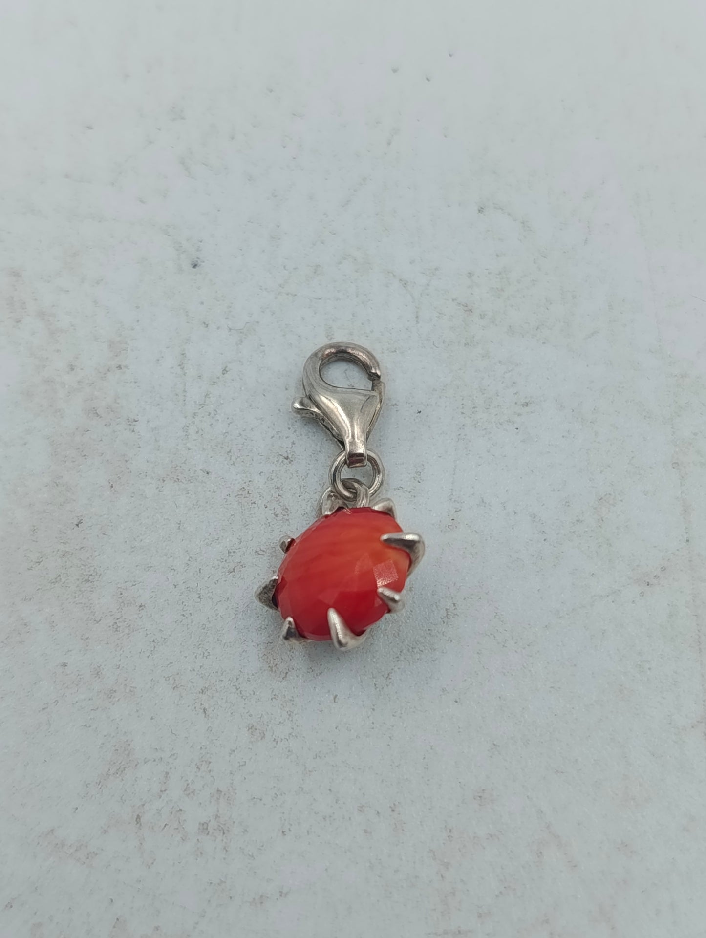 Silber Charm Anhänger mit rotem Stein und sicherem Karabinerverschluss