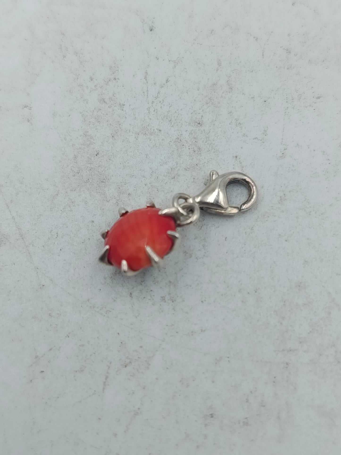 Silber Charm Anhänger mit rotem Stein und sicherem Karabinerverschluss