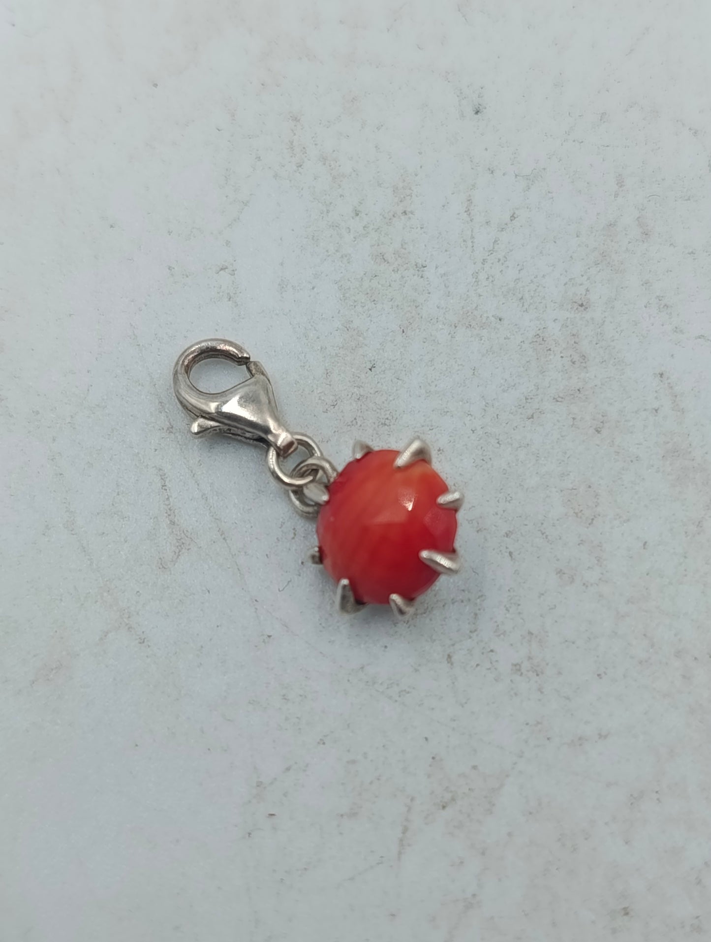 Silber Charm Anhänger mit rotem Stein und sicherem Karabinerverschluss