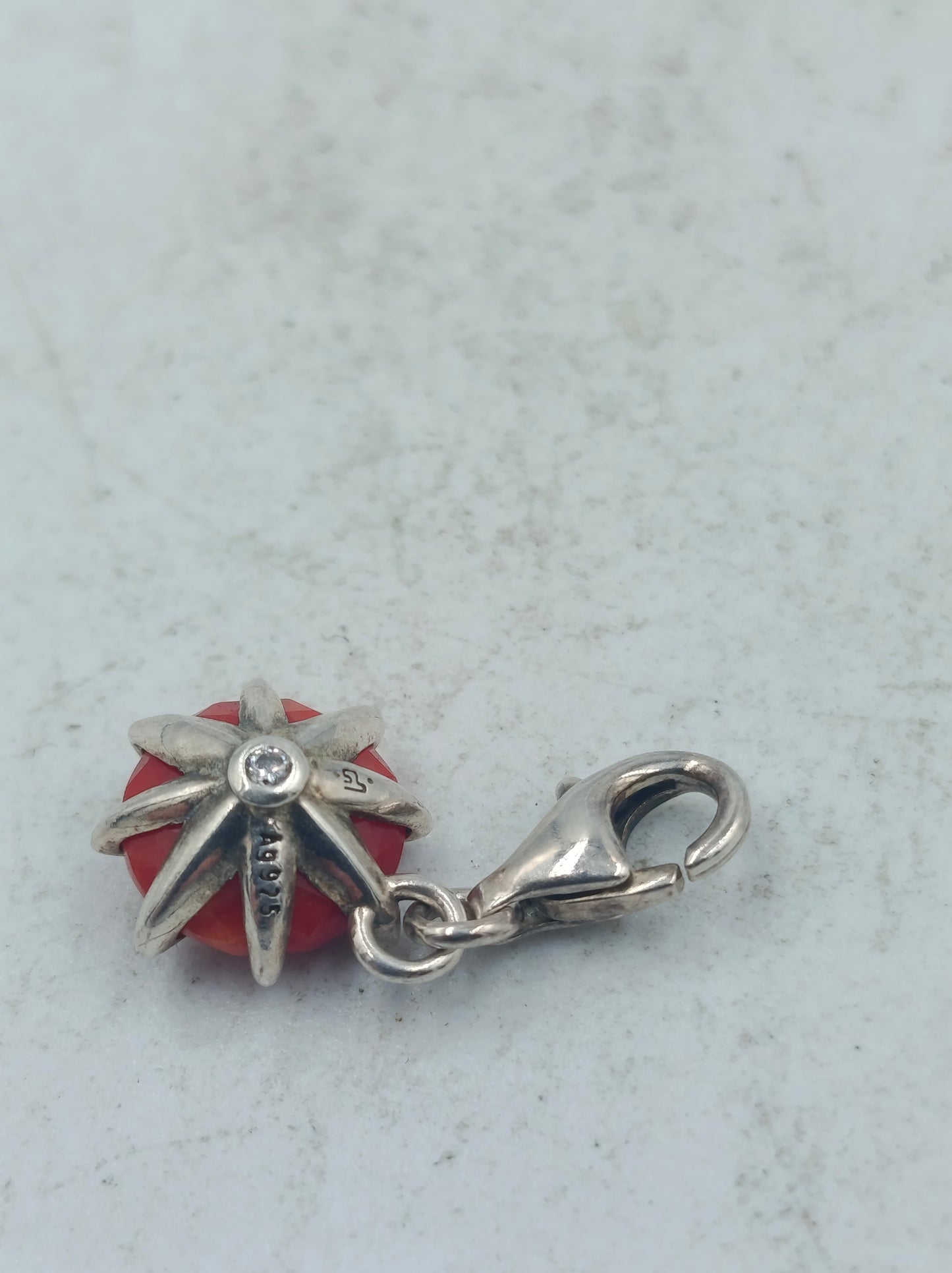 Silber Charm Anhänger mit rotem Stein und sicherem Karabinerverschluss