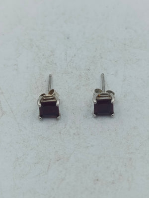Silber Ohrstecker mit tiefrotem Stein im klassischen quadratischen Schliff