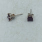 Silber Ohrstecker mit tiefrotem Stein im klassischen quadratischen Schliff