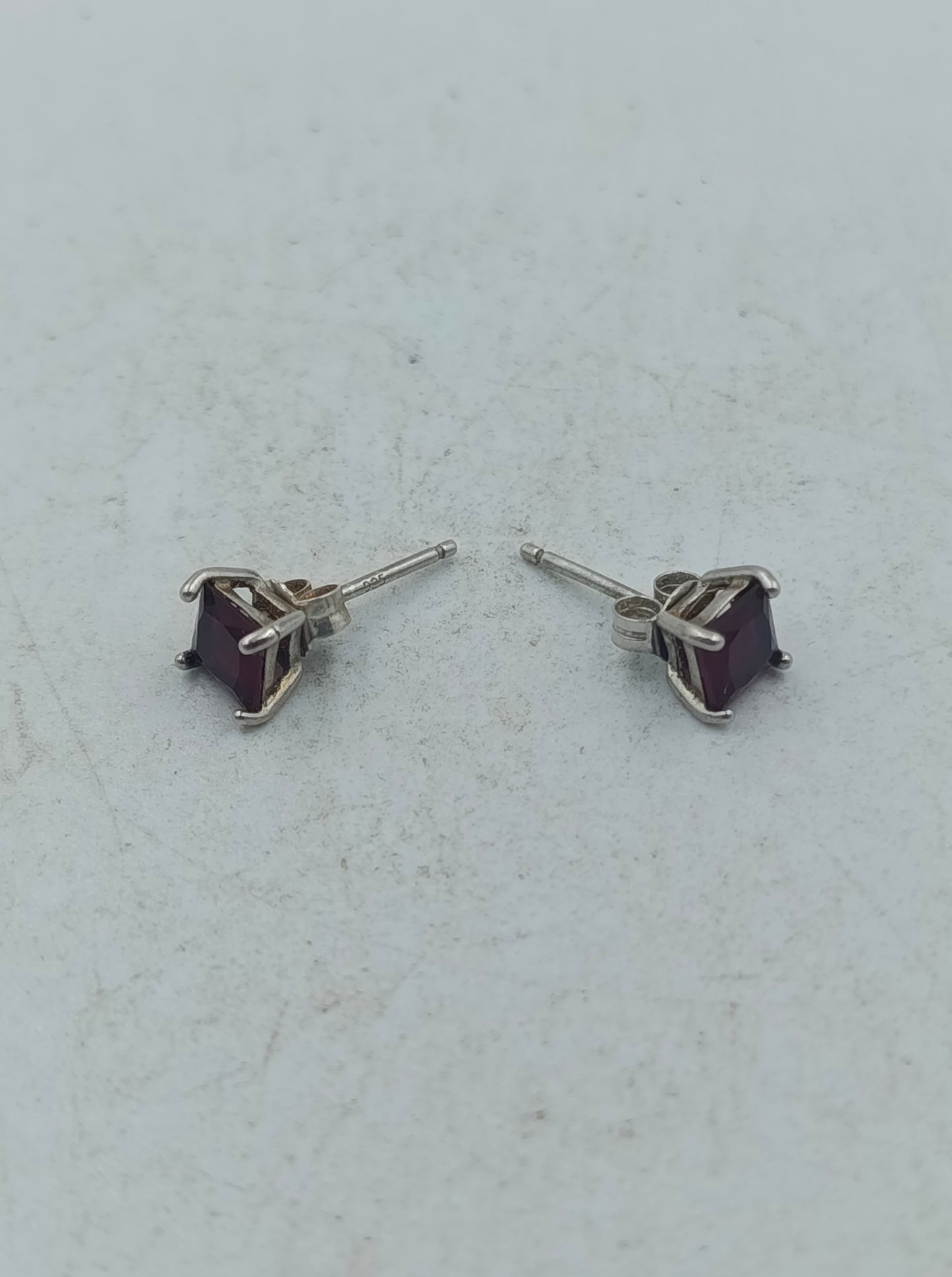 Silber Ohrstecker mit tiefrotem Stein im klassischen quadratischen Schliff