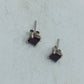 Silber Ohrstecker mit tiefrotem Stein im klassischen quadratischen Schliff