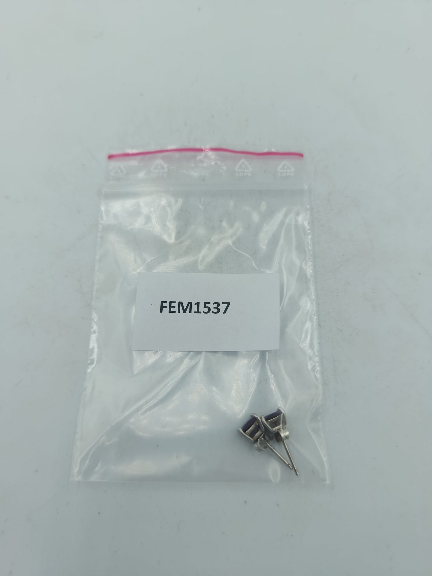 Silber Ohrstecker mit tiefrotem Stein im klassischen quadratischen Schliff