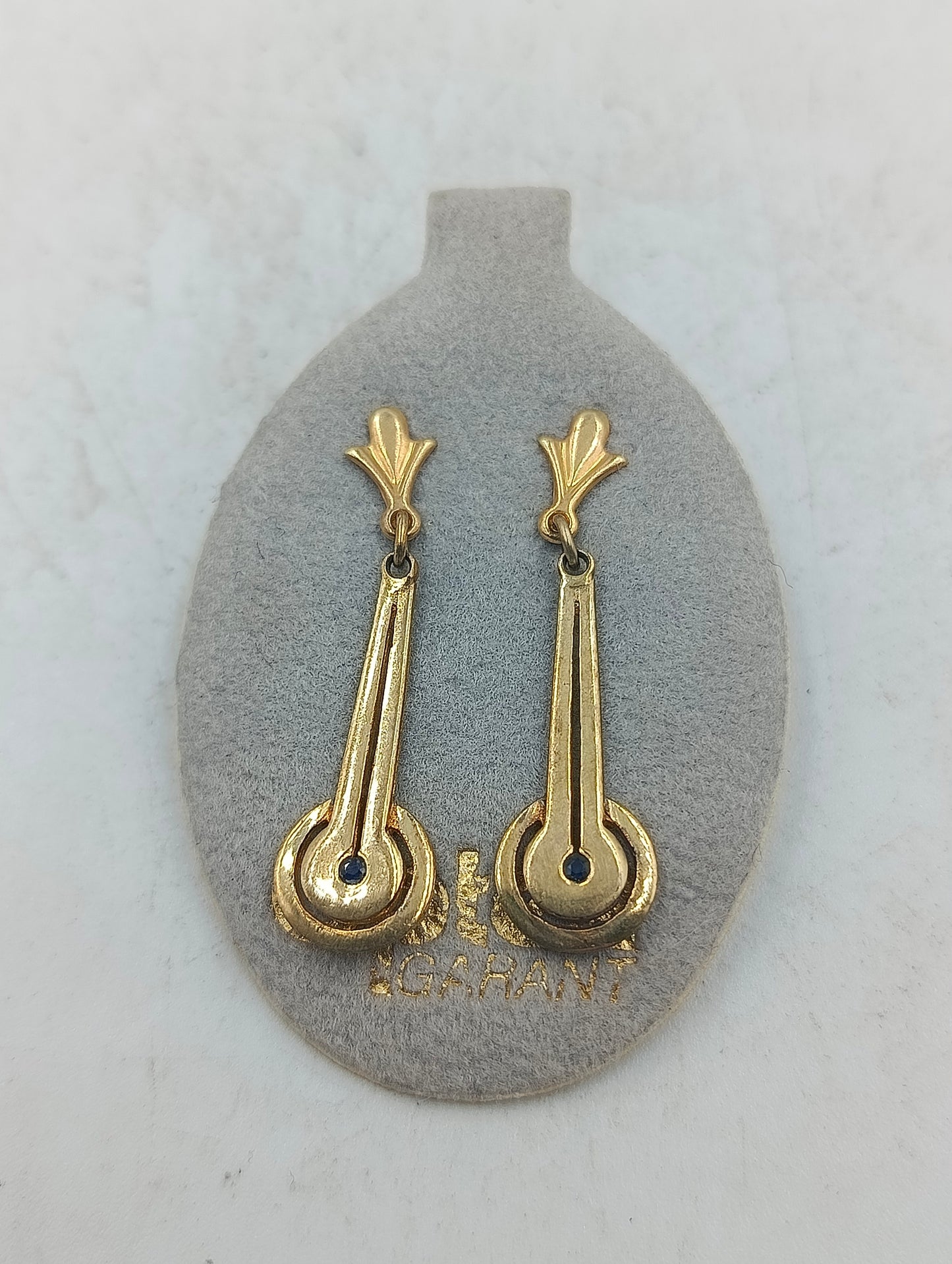 Vergoldete Ohrhänger mit elegantem Design und feinem blauen Akzent