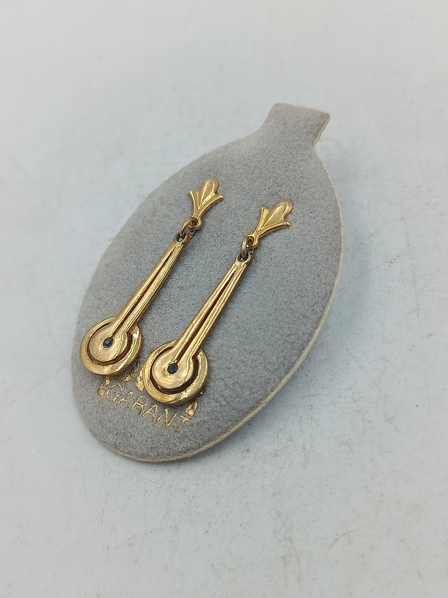 Vergoldete Ohrhänger mit elegantem Design und feinem blauen Akzent