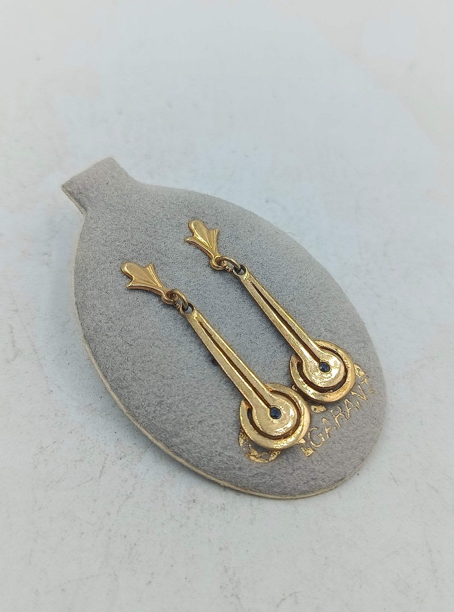 Vergoldete Ohrhänger mit elegantem Design und feinem blauen Akzent