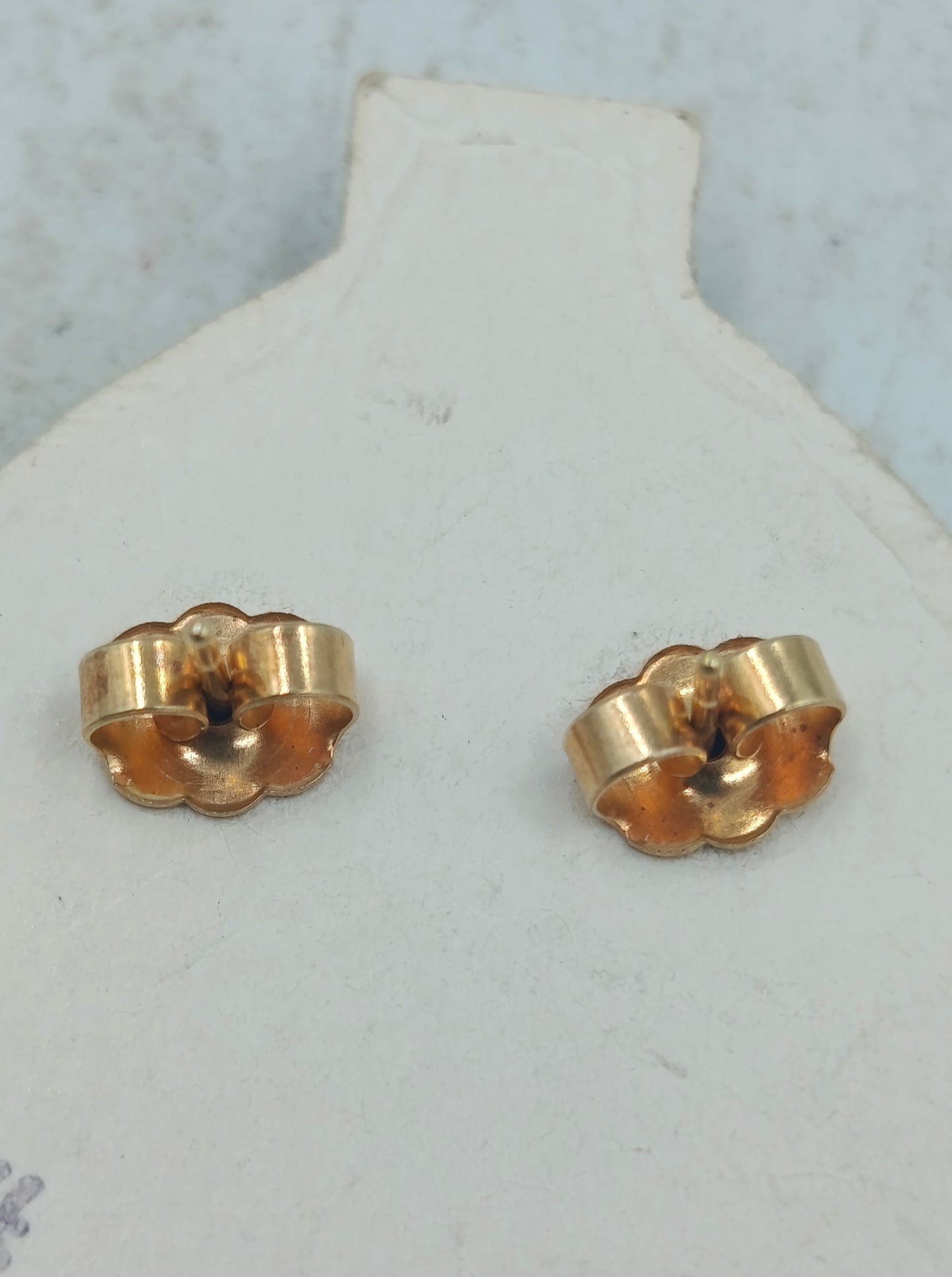 Vergoldete Ohrhänger mit elegantem Design und feinem blauen Akzent