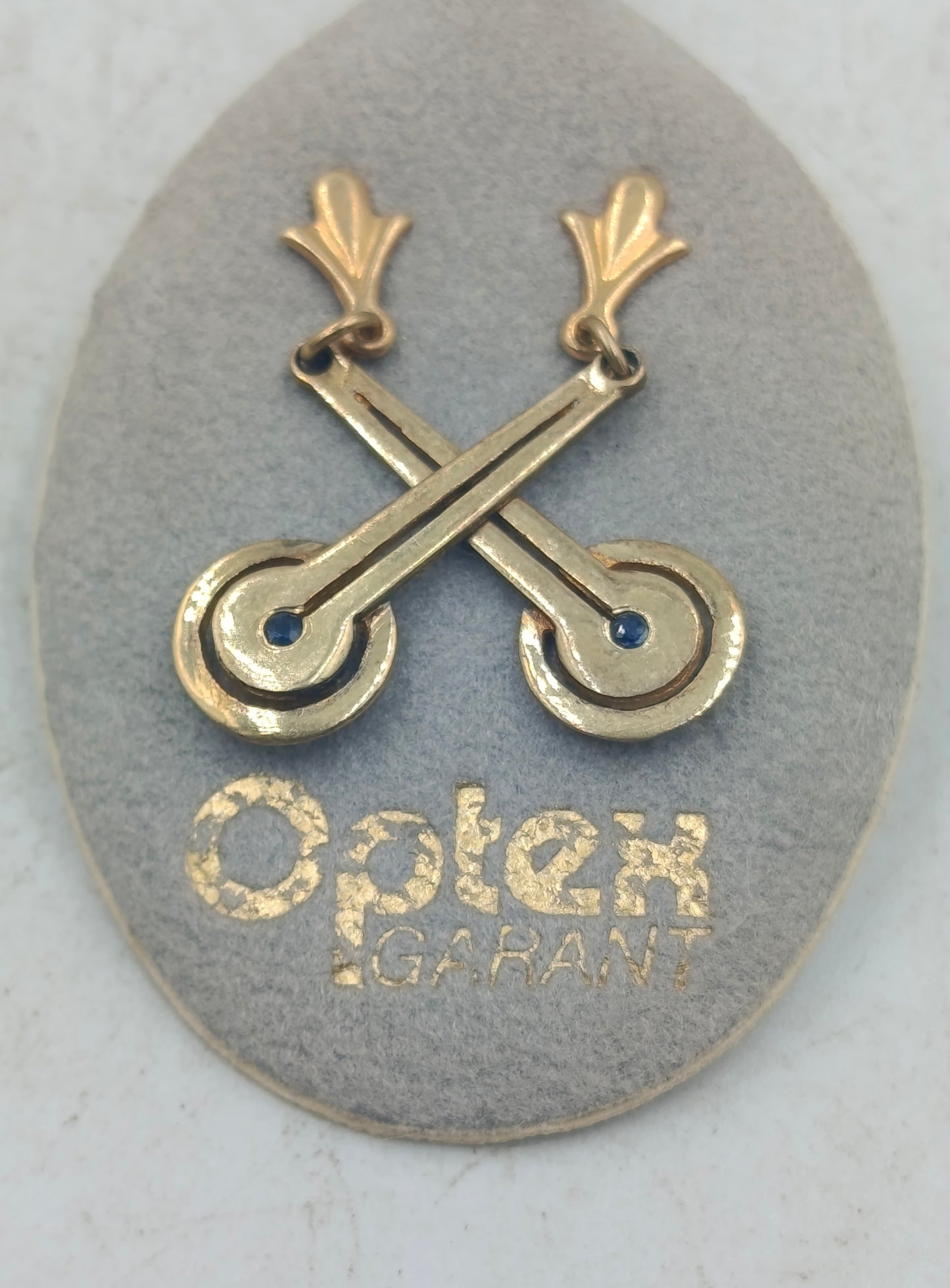 Vergoldete Ohrhänger mit elegantem Design und feinem blauen Akzent