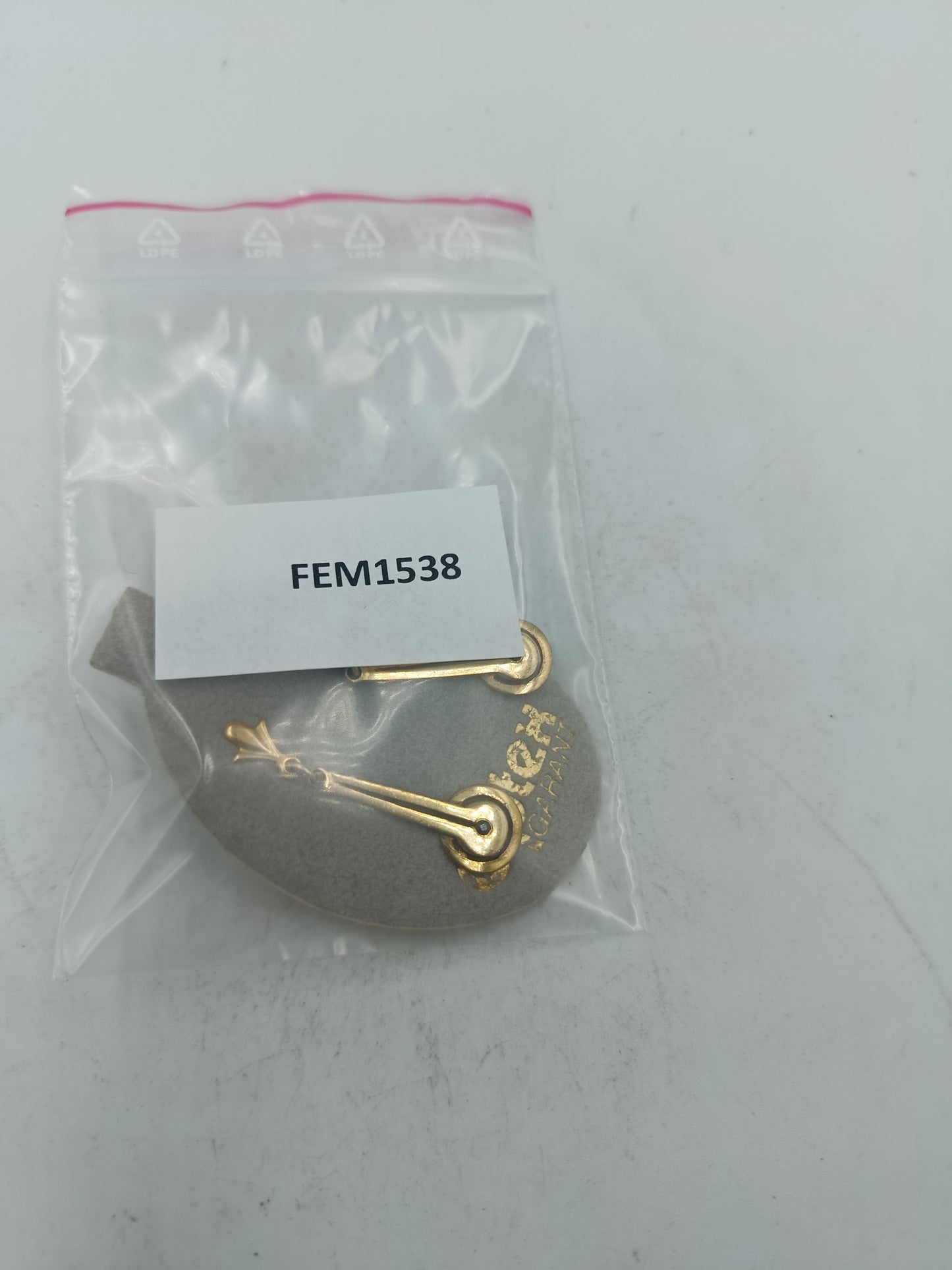 Vergoldete Ohrhänger mit elegantem Design und feinem blauen Akzent