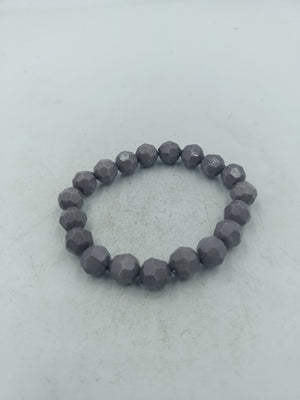 Elastisches Armband mit facettierten grauen Perlen modern und vielseitig