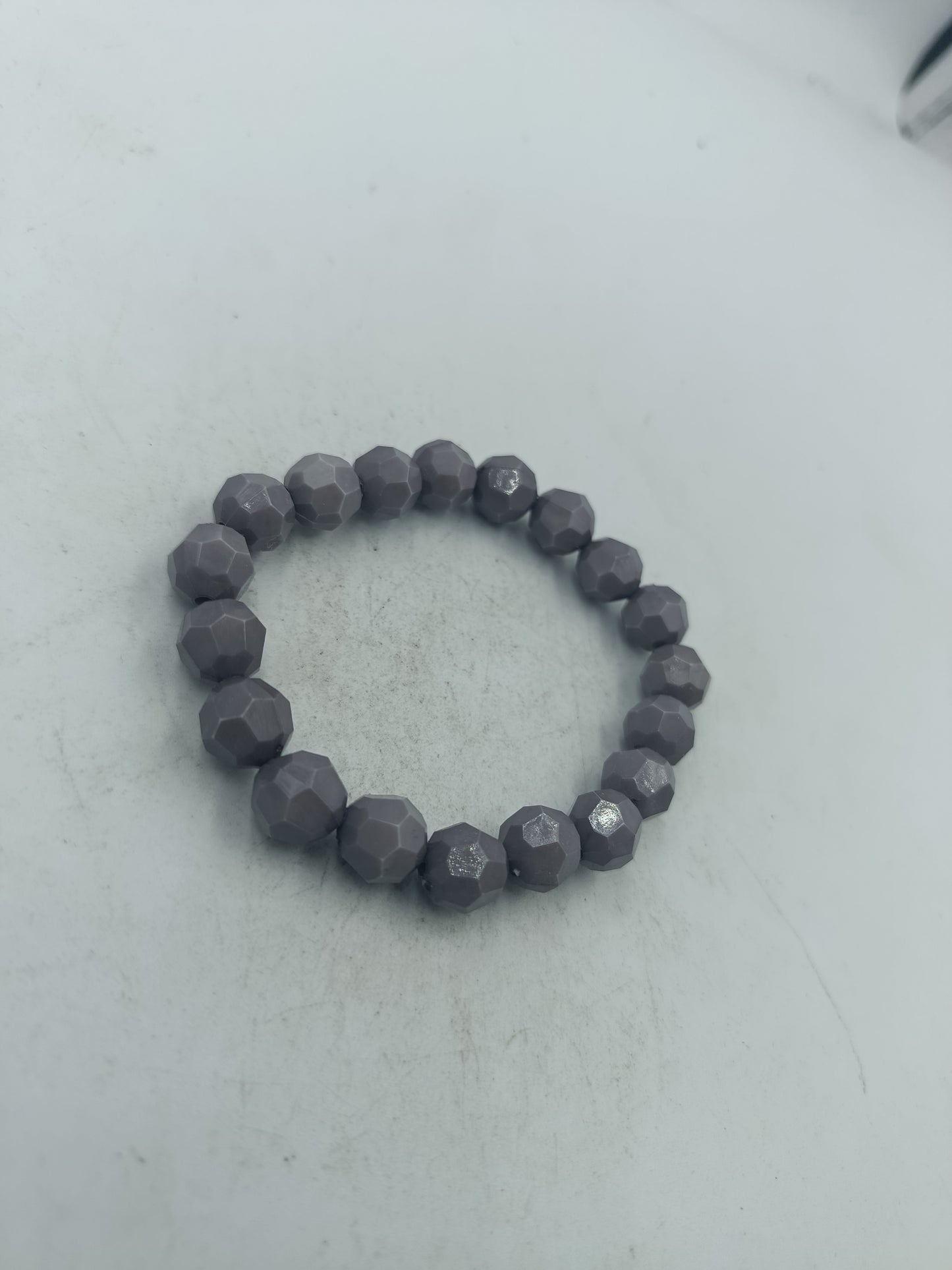 Elastisches Armband mit facettierten grauen Perlen modern und vielseitig