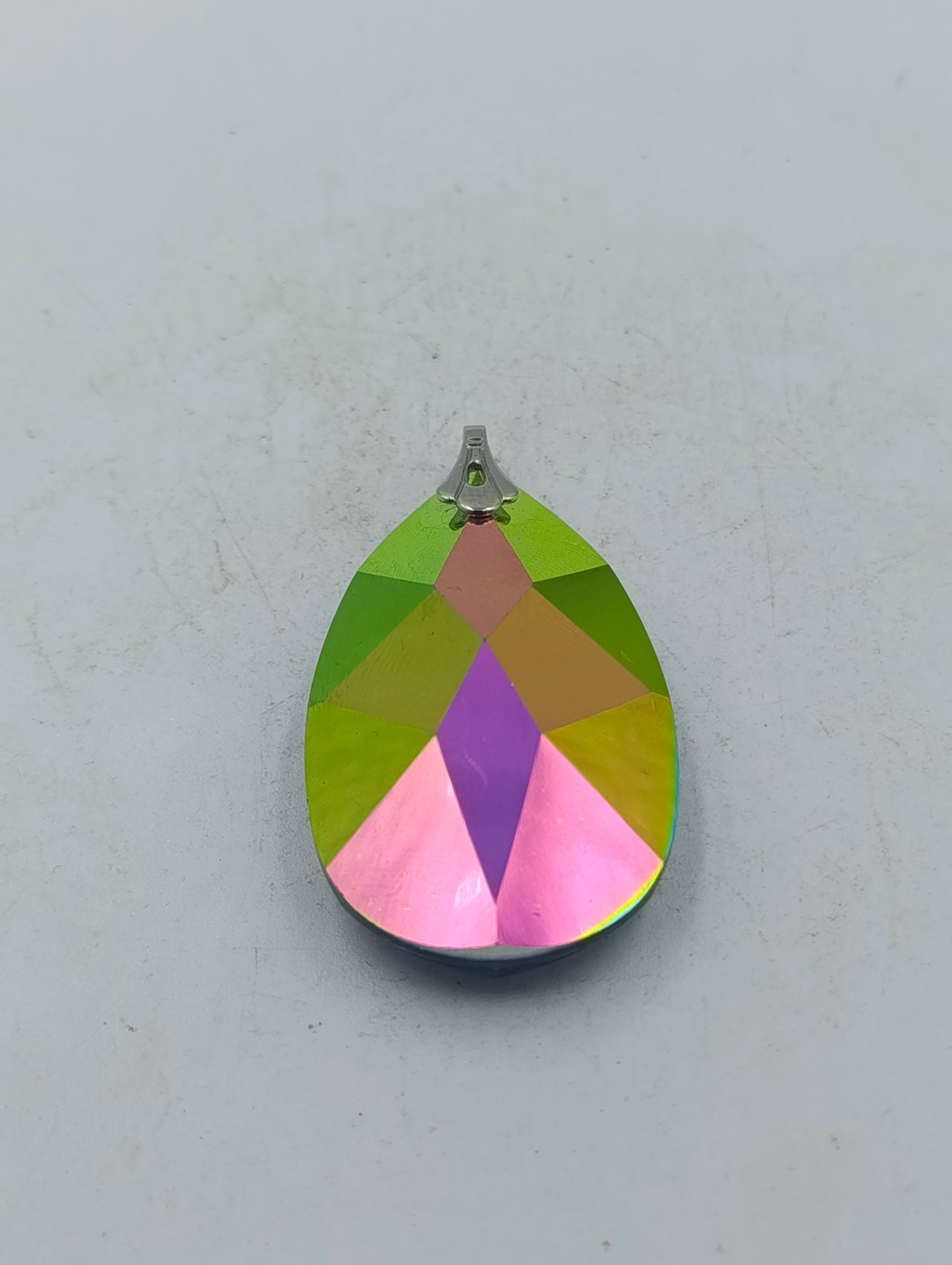 Großer Tropfen Anhänger mit facettiertem Multicolor Kristall in intensiven Farben