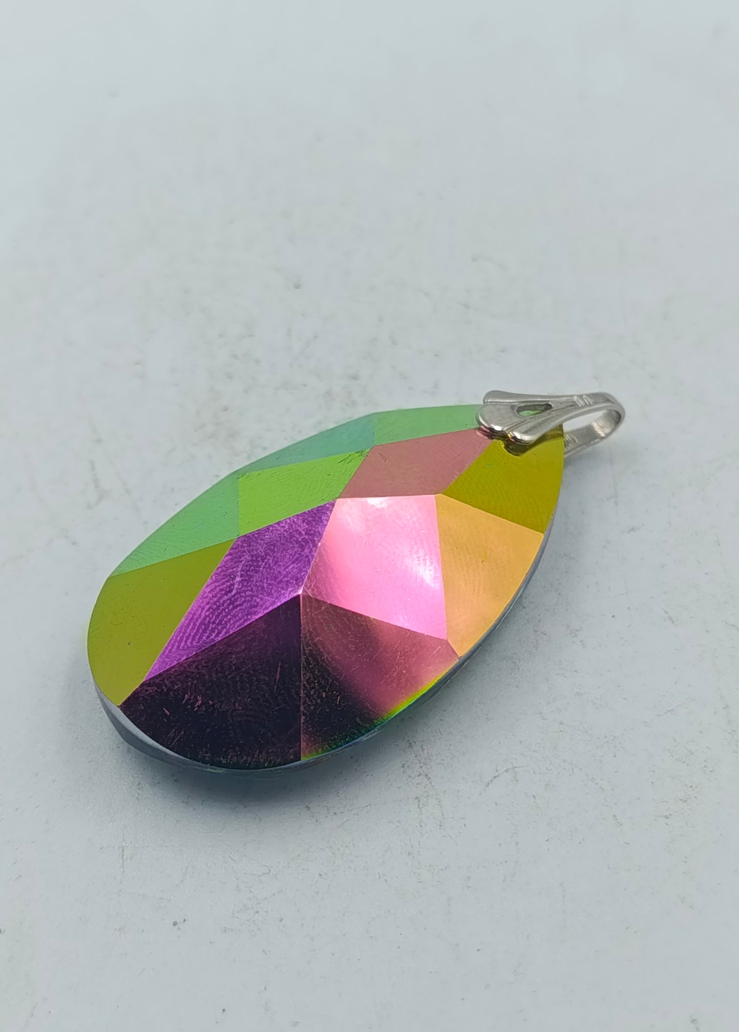 Großer Tropfen Anhänger mit facettiertem Multicolor Kristall in intensiven Farben