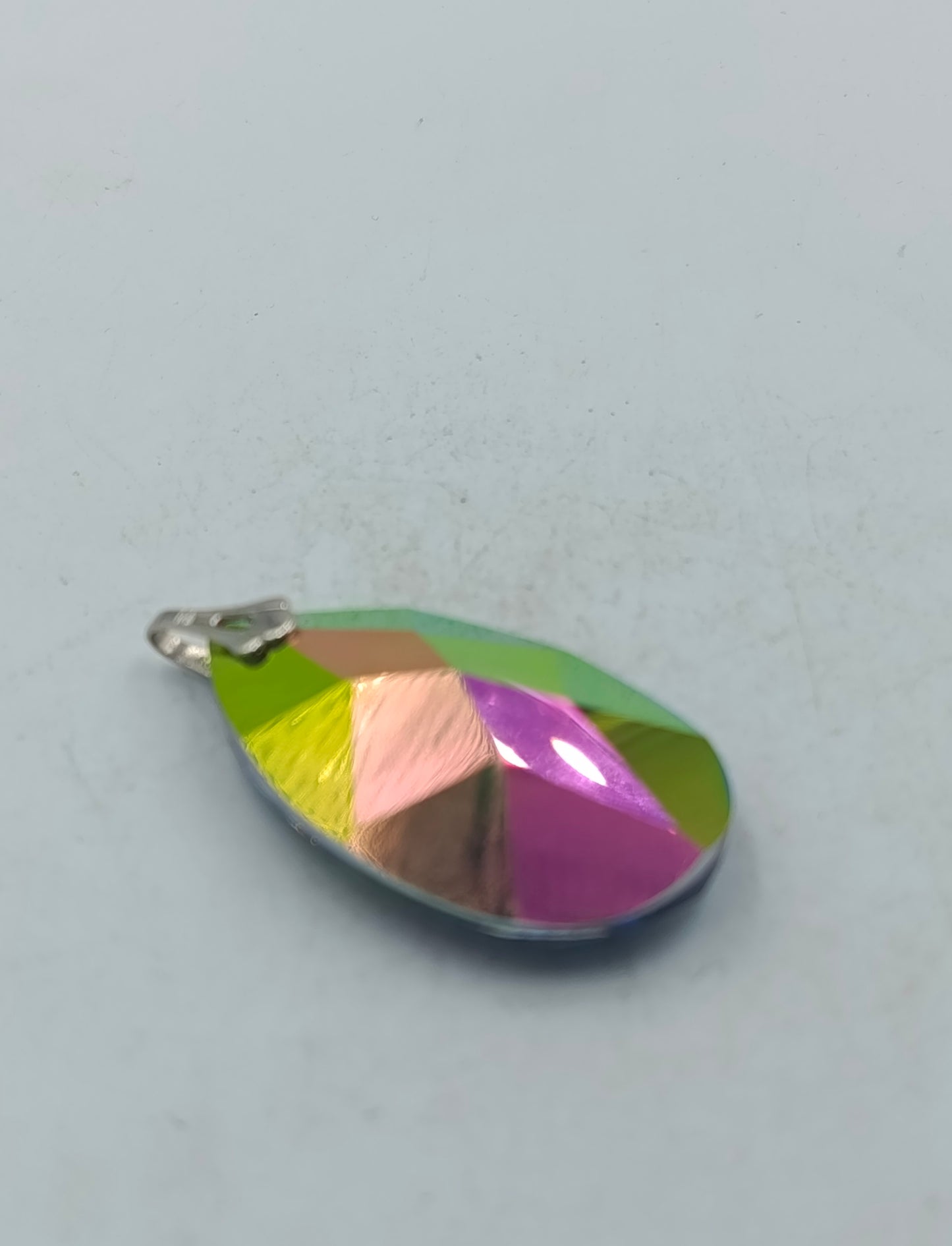 Großer Tropfen Anhänger mit facettiertem Multicolor Kristall in intensiven Farben