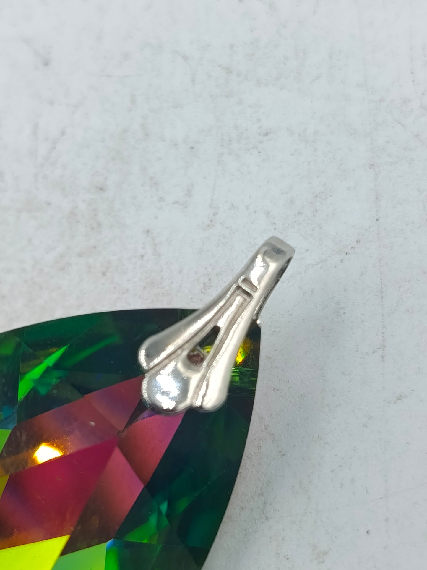 Großer Tropfen Anhänger mit facettiertem Multicolor Kristall in intensiven Farben