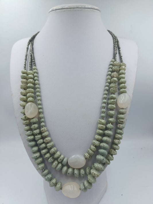 Mehrreihige Halskette mit grünen Naturperlen und dekorativen Akzenten