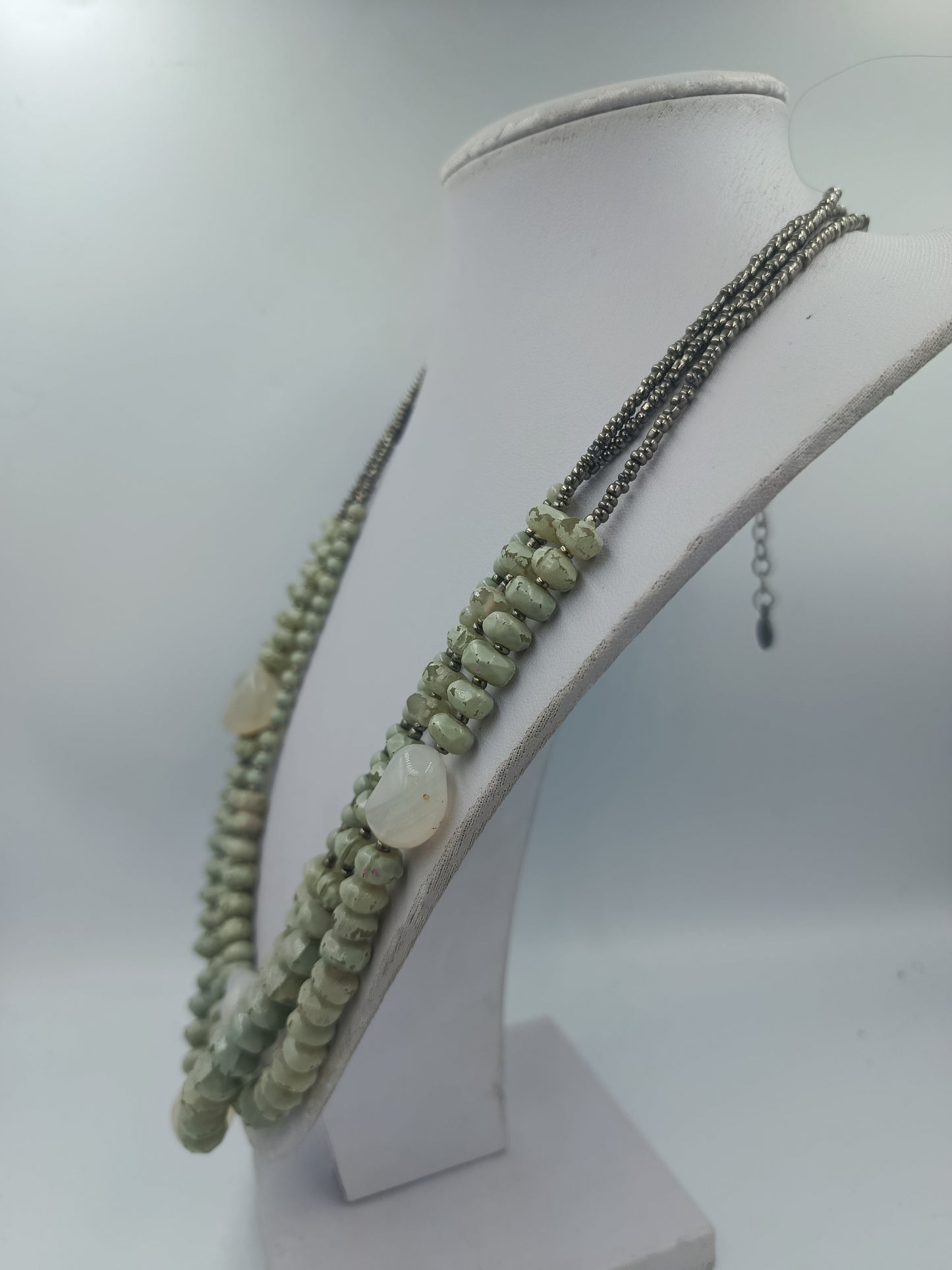 Mehrreihige Halskette mit grünen Naturperlen und dekorativen Akzenten