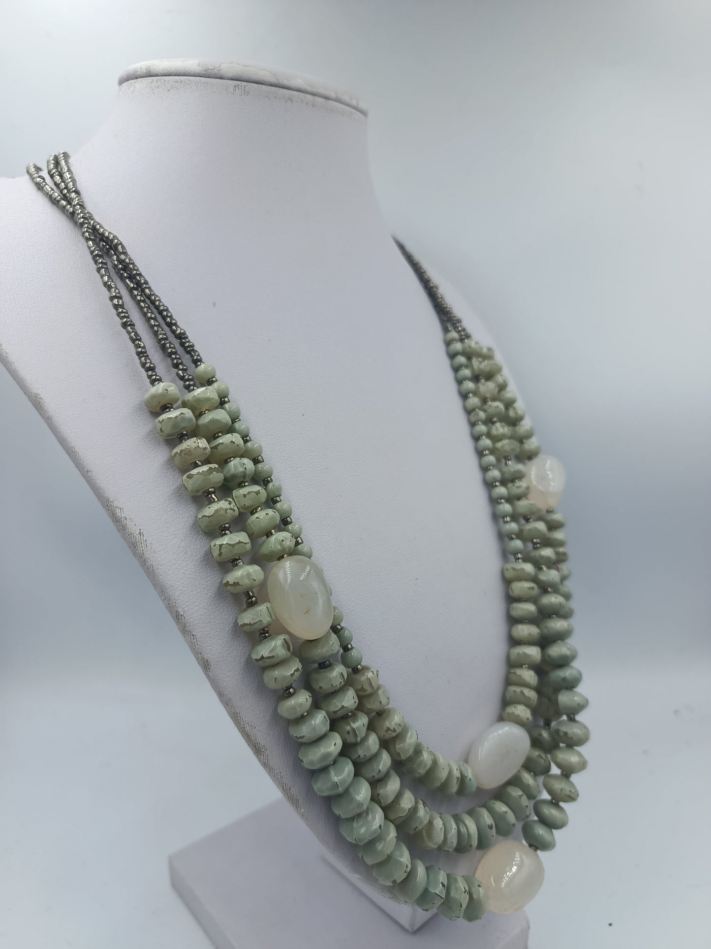 Mehrreihige Halskette mit grünen Naturperlen und dekorativen Akzenten