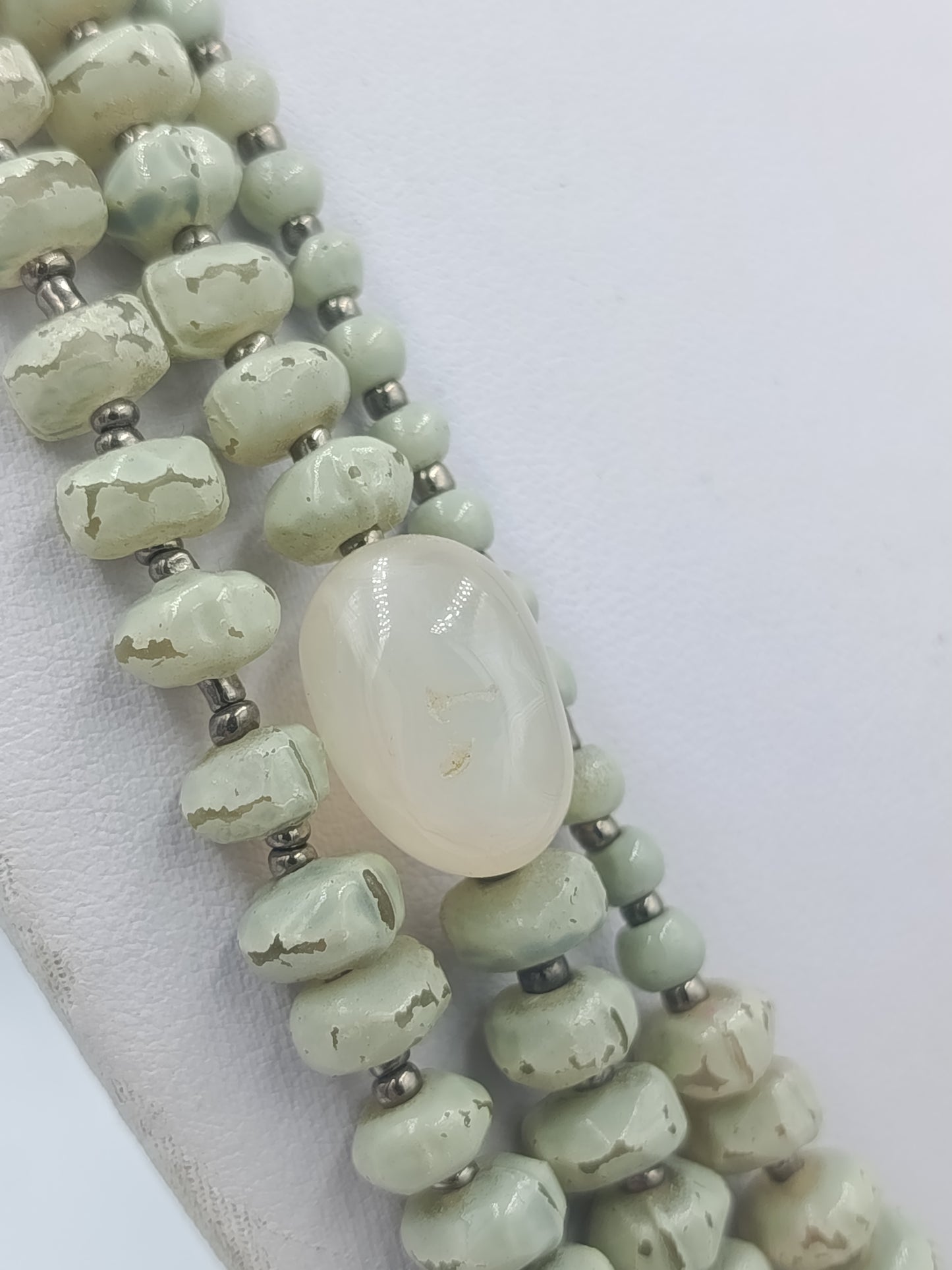 Mehrreihige Halskette mit grünen Naturperlen und dekorativen Akzenten