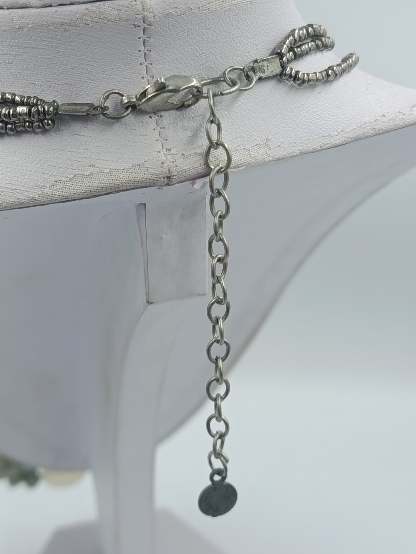 Mehrreihige Halskette mit grünen Naturperlen und dekorativen Akzenten