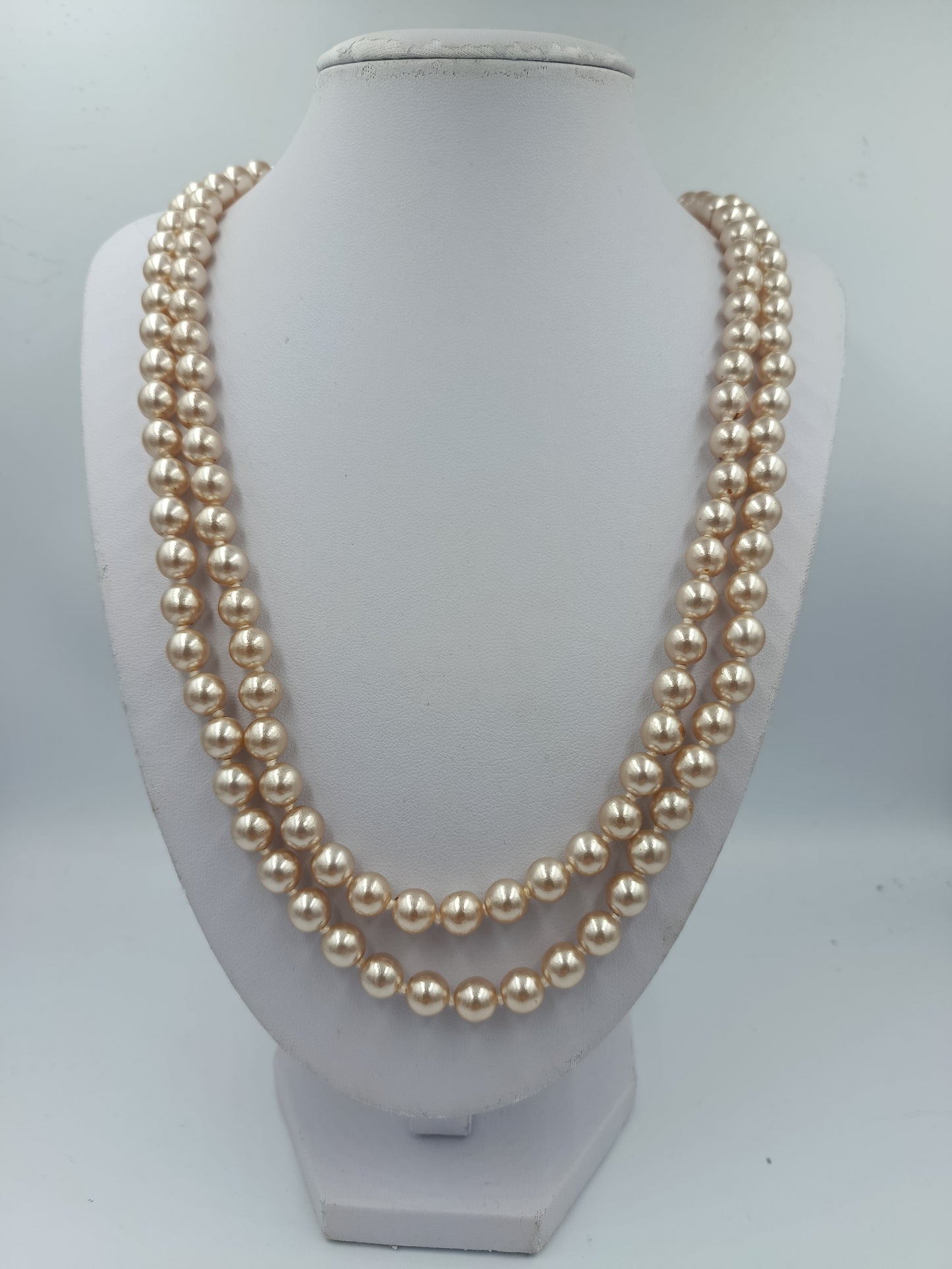 Doppelte Perlenkette in warmem Champagnerton mit dekorativem Mittelverschluss