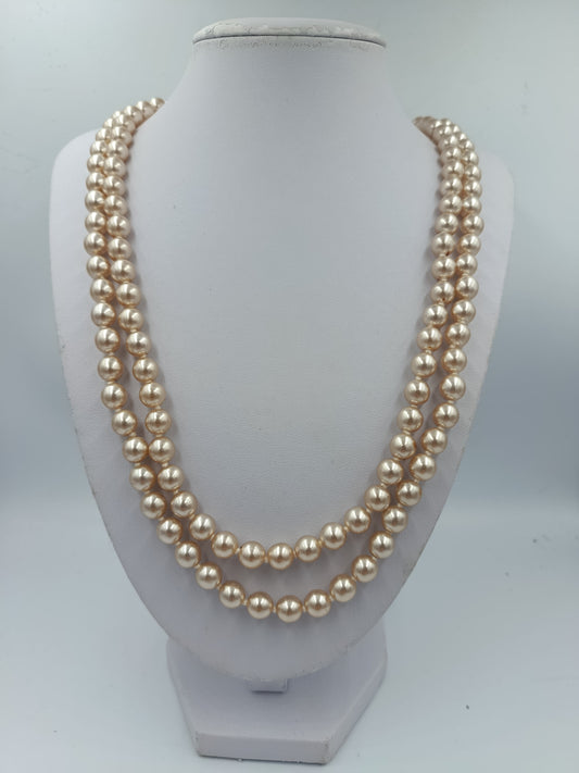 Doppelte Perlenkette in warmem Champagnerton mit dekorativem Mittelverschluss