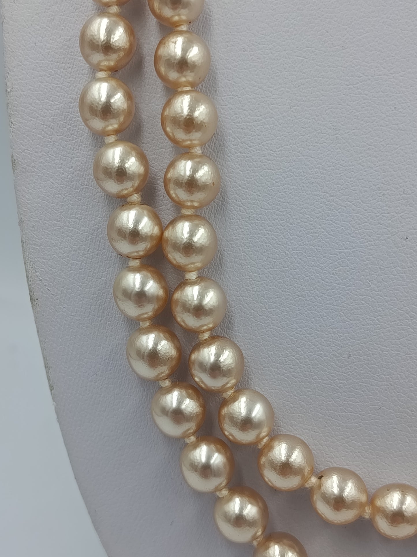 Doppelte Perlenkette in warmem Champagnerton mit dekorativem Mittelverschluss