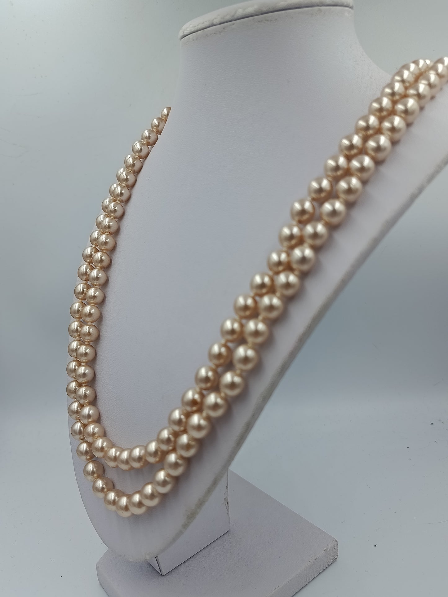 Doppelte Perlenkette in warmem Champagnerton mit dekorativem Mittelverschluss