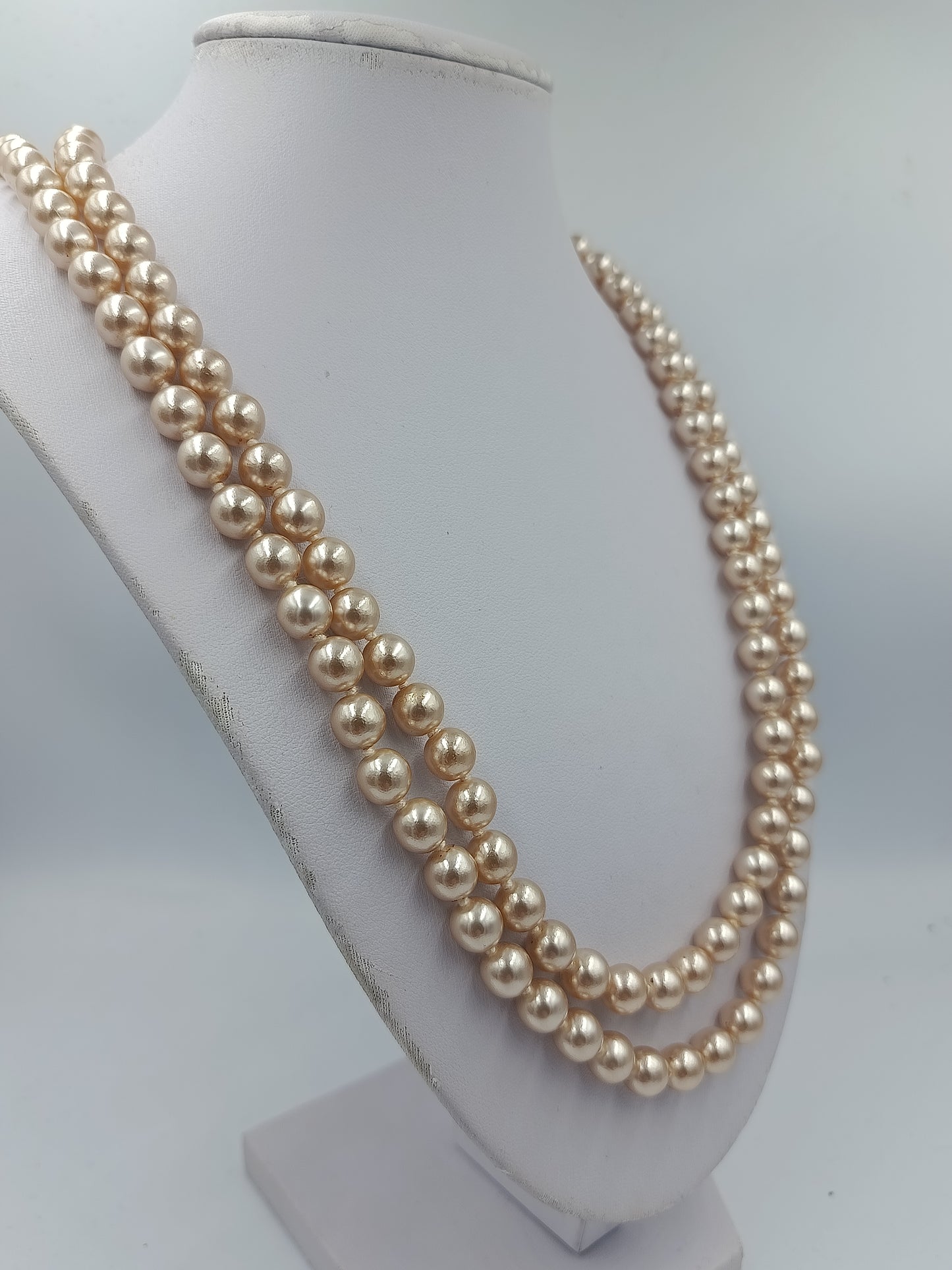 Doppelte Perlenkette in warmem Champagnerton mit dekorativem Mittelverschluss