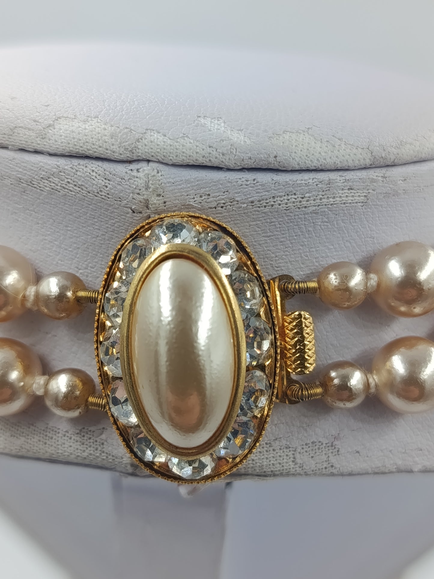 Doppelte Perlenkette in warmem Champagnerton mit dekorativem Mittelverschluss