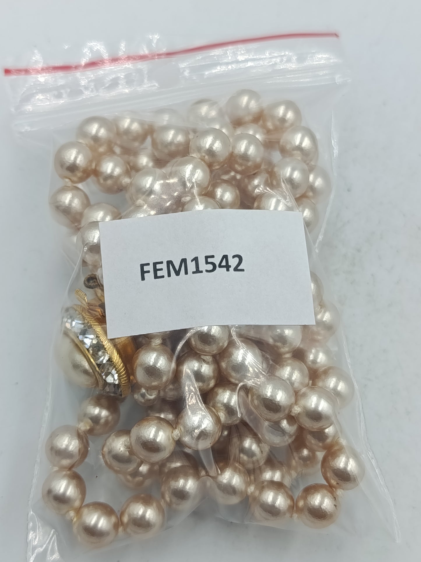 Doppelte Perlenkette in warmem Champagnerton mit dekorativem Mittelverschluss