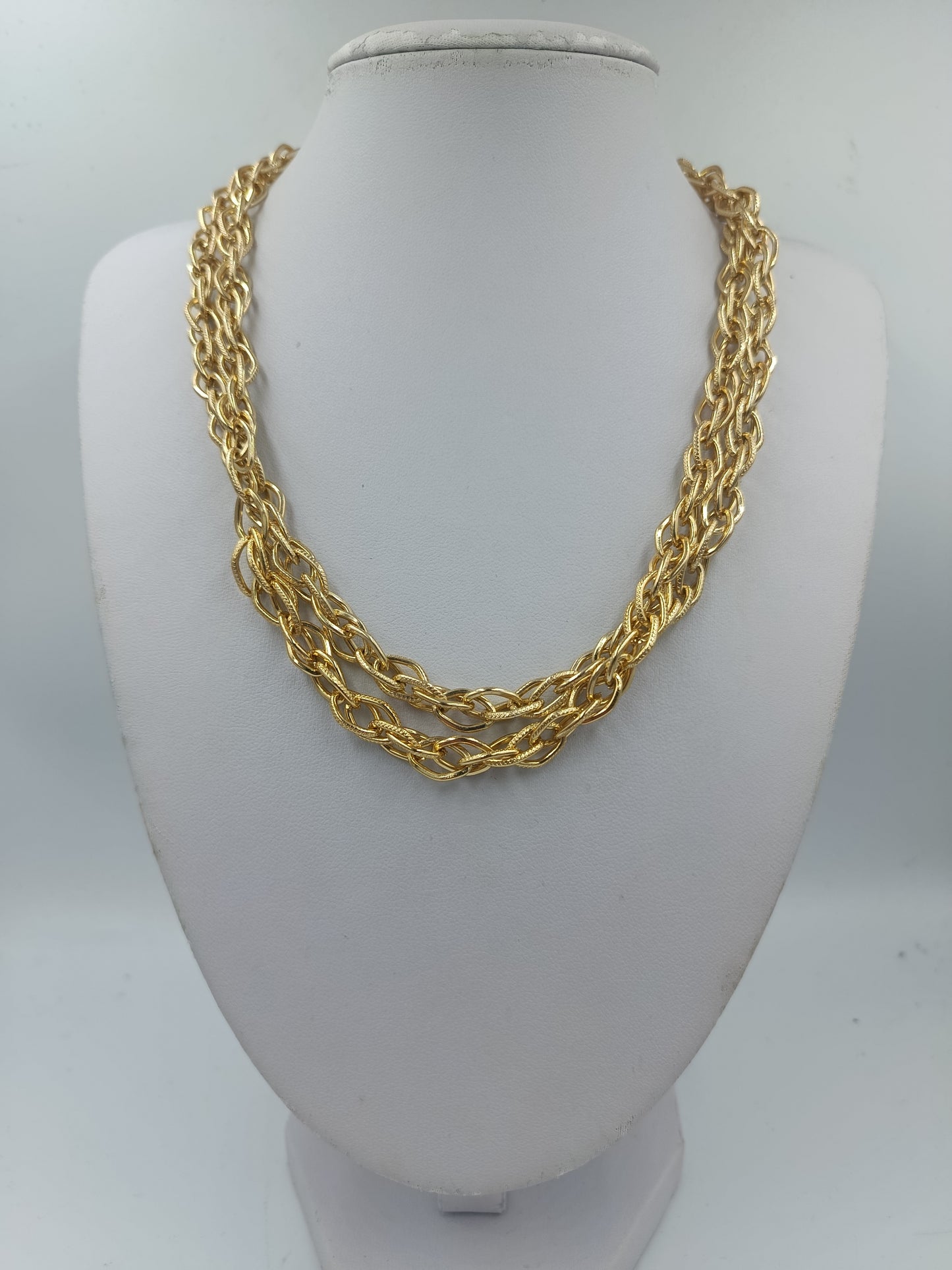 Vergoldete Kette mit ineinander liegenden Gliedern im eleganten Design