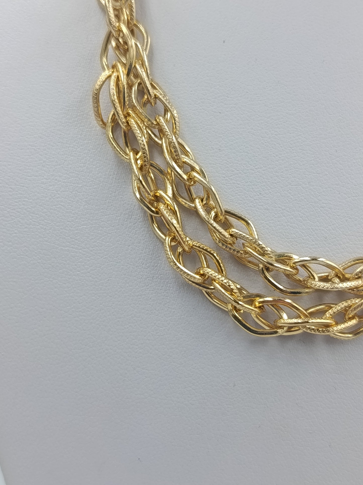 Vergoldete Kette mit ineinander liegenden Gliedern im eleganten Design