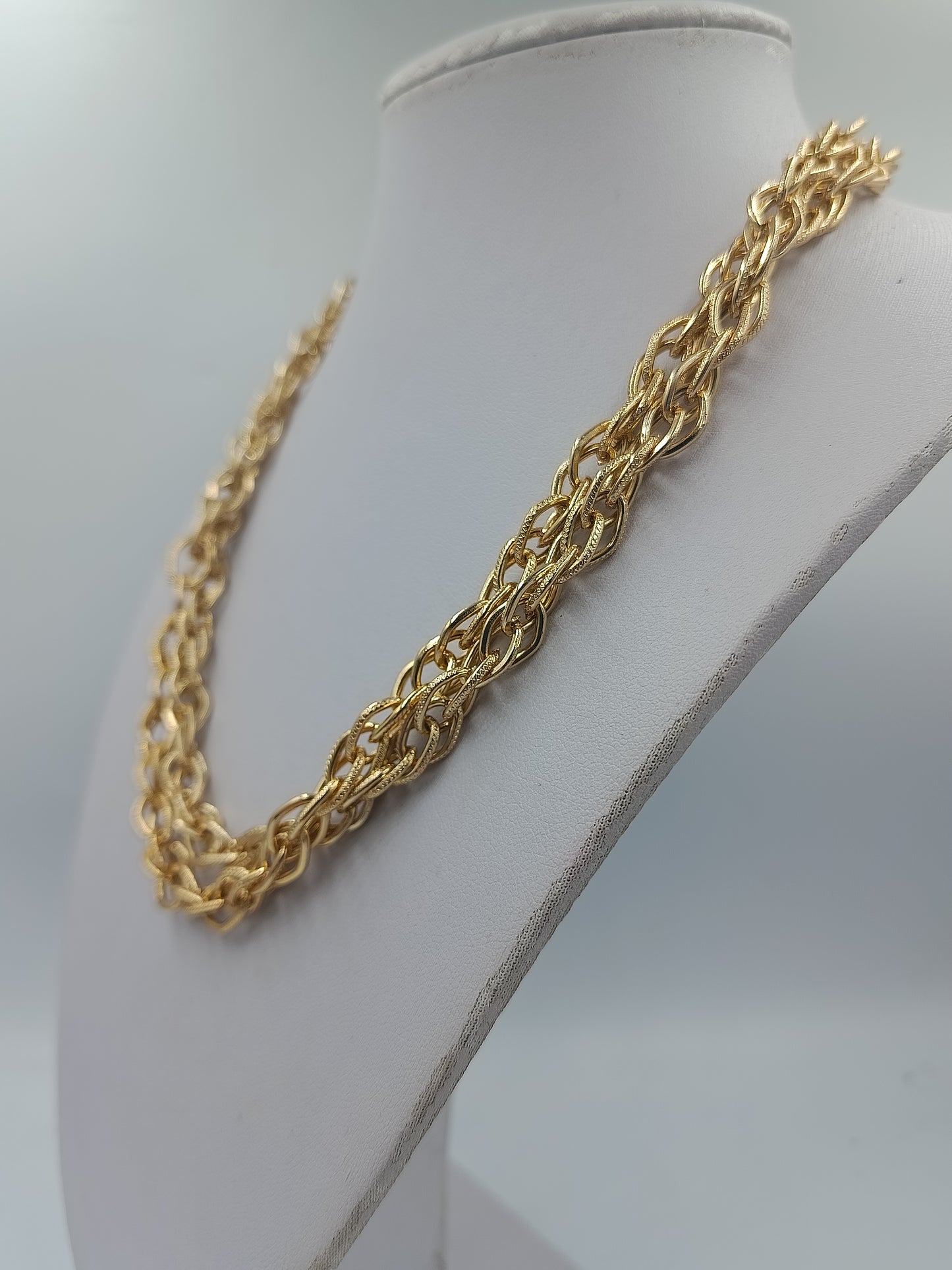 Vergoldete Kette mit ineinander liegenden Gliedern im eleganten Design