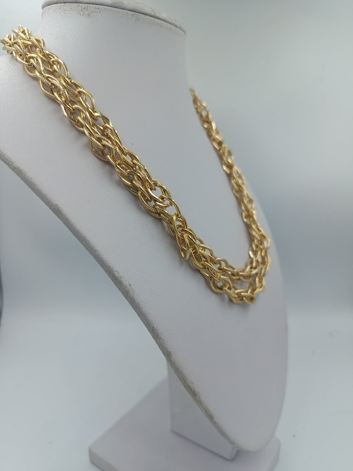 Vergoldete Kette mit ineinander liegenden Gliedern im eleganten Design