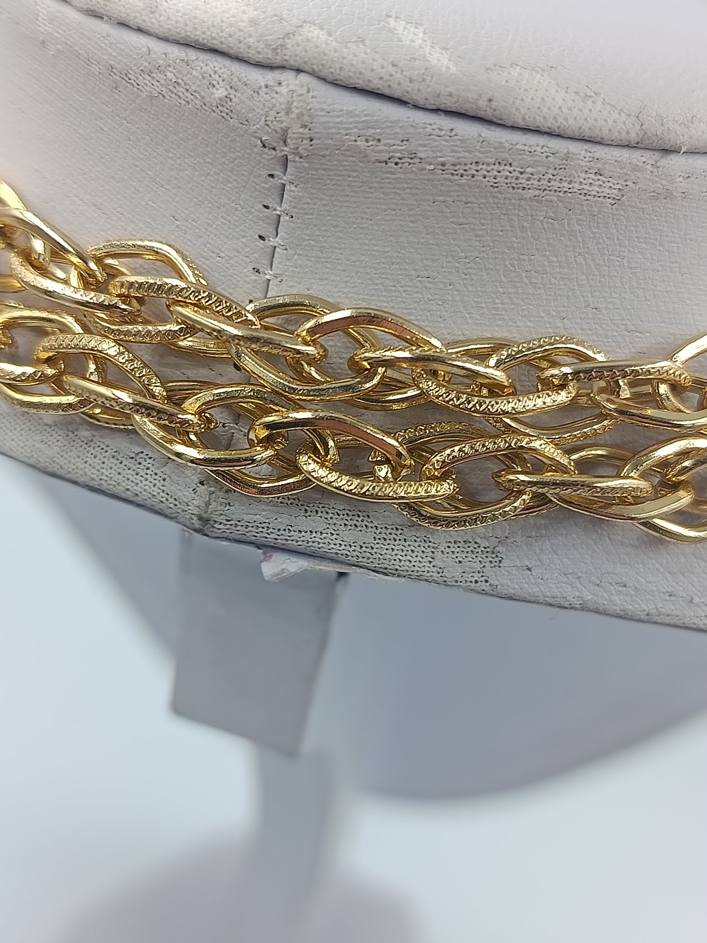 Vergoldete Kette mit ineinander liegenden Gliedern im eleganten Design