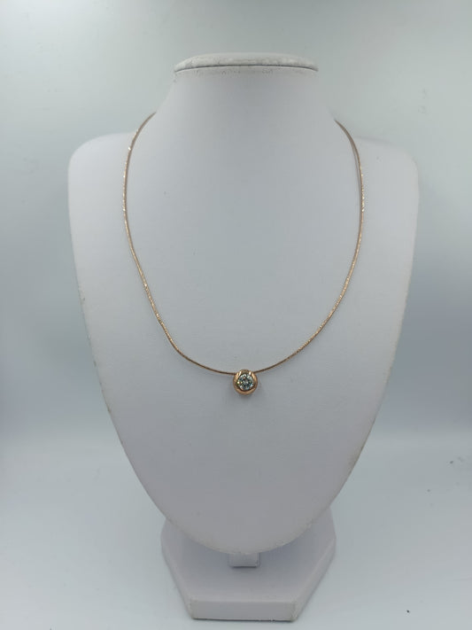 Feine Halskette aus 925 Silber mit funkelndem rundem Stein Anhänger